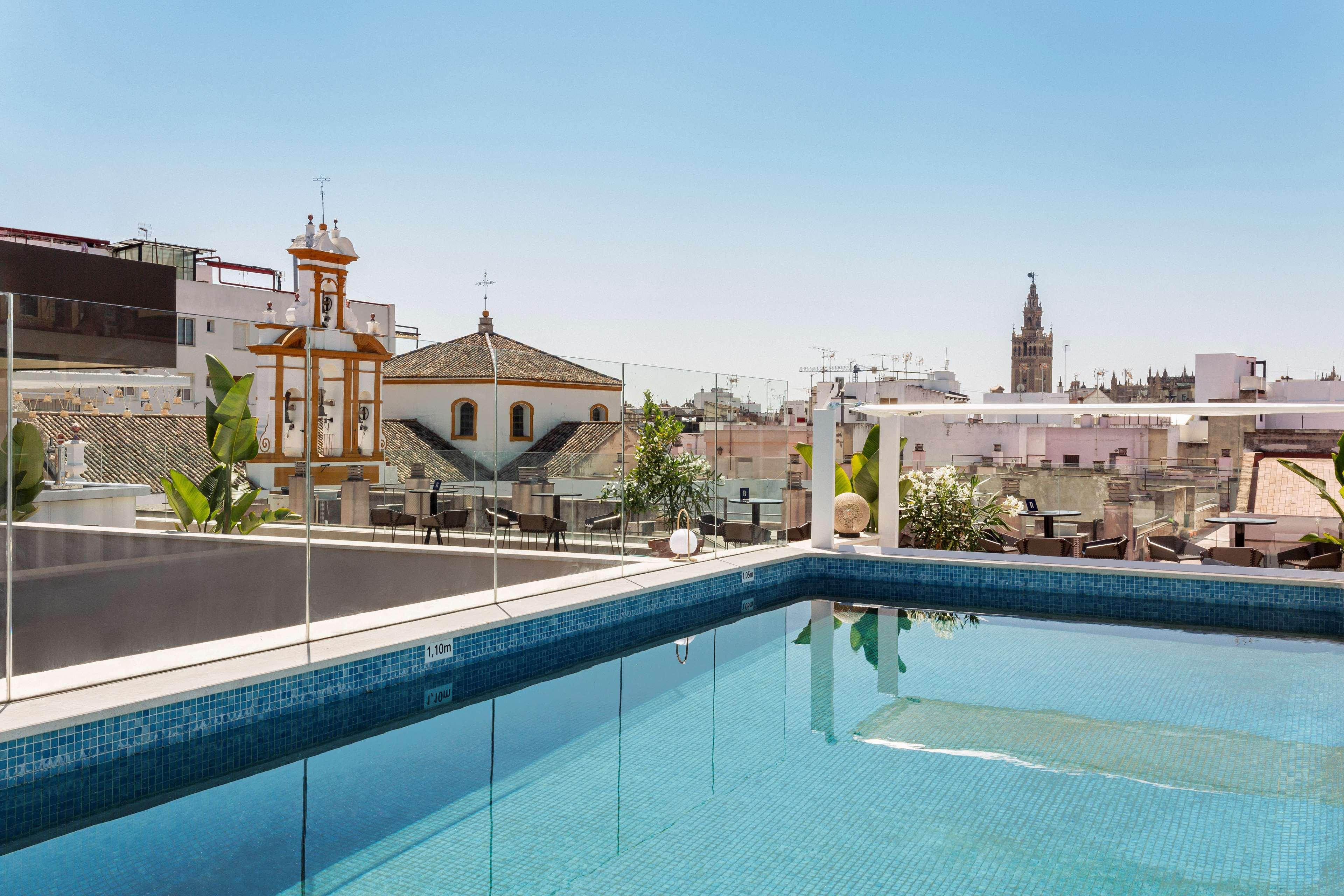 Radisson Collection Hotel, Magdalena Plaza Sevilla Eksteriør bilde Rooftop pool at Hotel Casa 1800