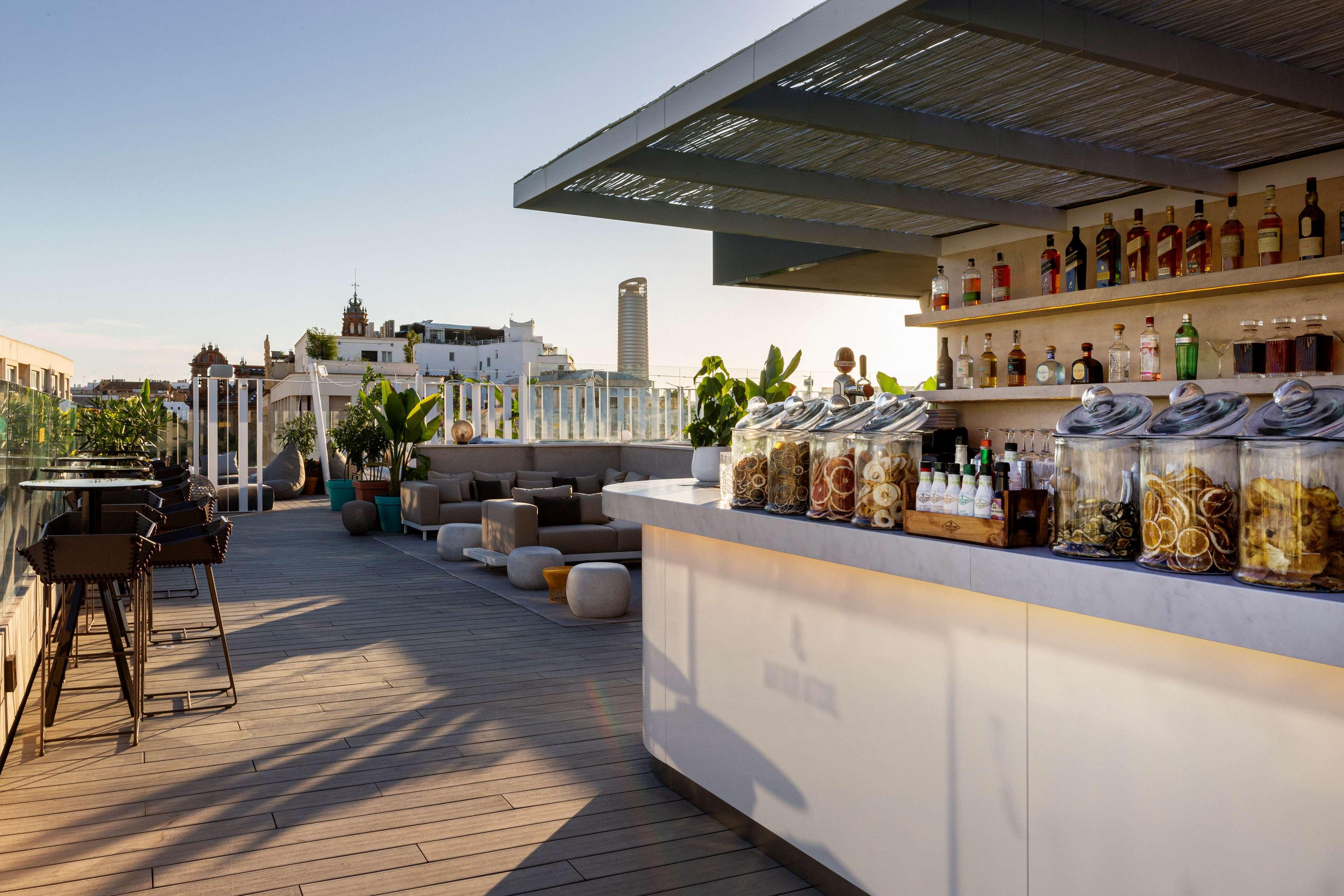 Radisson Collection Hotel, Magdalena Plaza Sevilla Eksteriør bilde The bar at the rooftop
